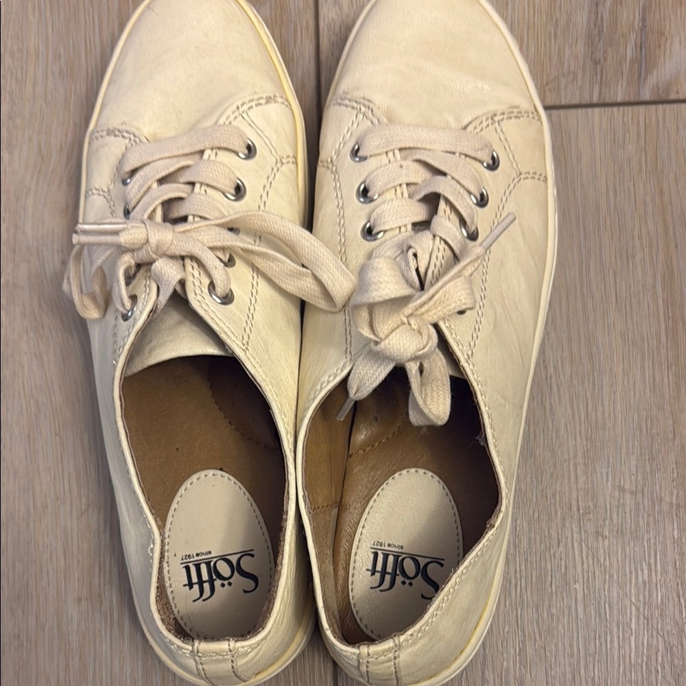 SoftWalk Leather Beige Lace-Up Sneakers